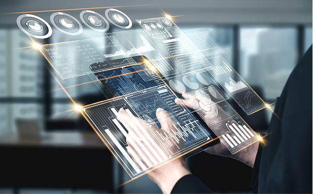 Man som håller en surfplatta med en futuristisk 3D-overlay