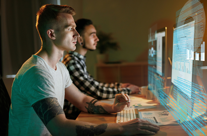 Man som håller en surfplatta med en futuristisk 3D-overlay